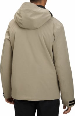 Rückansicht einer beigen Herrenjacke mit Kapuze und schwarzen Details an den Ärmeln. Rückansicht einer beigen Herrenjacke mit Kapuze und schwarzen Details an den Ärmeln.