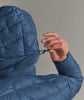 Ein Mann zieht die Kapuze seiner Jacke mit einem Kordelzug enger.