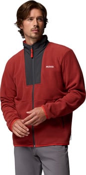 Ein Mann in einer roten Fleecejacke mit schwarzem Einsatz und Columbia-Logo.