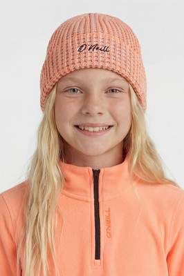 Mädchen in rosa Mütze und Fleecejacke mit O'Neill-Logo. Mädchen in rosa Mütze und Fleecejacke mit O'Neill-Logo.