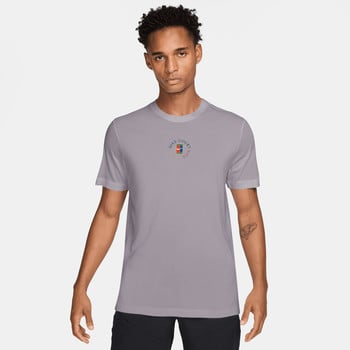 Mann in grauem Nike-T-Shirt mit Nike Court-Logo und Tennisnetz.