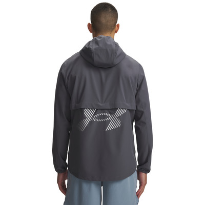 Egy férfi hátulról nézett szürke dzsekiben, Under Armour logóval a hátán. Egy férfi hátulról nézett szürke dzsekiben, Under Armour logóval a hátán.