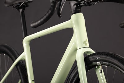 Hellgrünes Gravelbike mit schwarzem Lenker und Sattel, Detailaufnahme. Hellgrünes Gravelbike mit schwarzem Lenker und Sattel, Detailaufnahme.