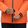 Ein Mann schließt eine orangefarbene Jacke mit Klettverschluss am Ärmel.
