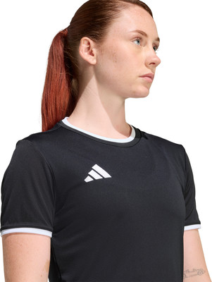 Frau in schwarzem T-Shirt mit weißem Kragen und Adidas-Logo. Frau in schwarzem T-Shirt mit weißem Kragen und Adidas-Logo.