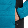 Nahaufnahme eines Mannes in einer blauen Jacke mit schwarzem Einsatz und einer Hand in der Tasche.