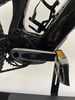 Detail der SRAM XO Kurbel an einem schwarzen Mountainbike-Rahmen.