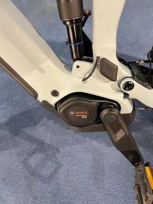 Detail eines E-Bikes mit Bosch Performance CX Motor und Dämpfer.