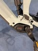 Detail eines E-Bikes mit Bosch Performance CX Motor und Dämpfer.