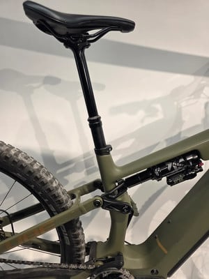 Grünes Mountainbike mit versenkbarer Sattelstütze und Dämpfer. Grünes Mountainbike mit versenkbarer Sattelstütze und Dämpfer.