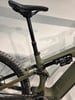 Grünes Mountainbike mit versenkbarer Sattelstütze und Dämpfer.