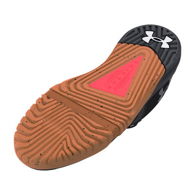 Blick auf die Sohle eines Under Armour Schuhs mit Textur und Under Armour Logo. Blick auf die Sohle eines Under Armour Schuhs mit Textur und Under Armour Logo.