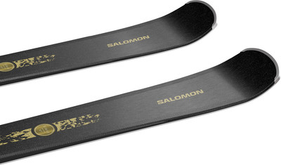 Zwei schwarze Salomon-Ski mit goldenen Details und Logo. Zwei schwarze Salomon-Ski mit goldenen Details und Logo.