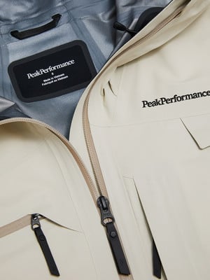 Detail einer Peak Performance Jacke mit Logo und Reißverschluss, hergestellt in Vietnam. Detail einer Peak Performance Jacke mit Logo und Reißverschluss, hergestellt in Vietnam.