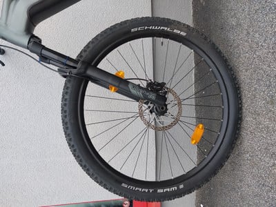 Vorderrad eines E-Bikes mit Federgabel und Scheibenbremse.