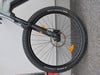 Vorderrad eines E-Bikes mit Federgabel und Scheibenbremse.