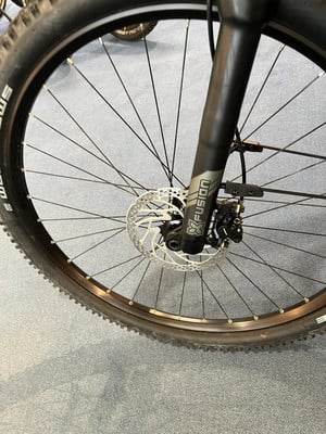 Detail eines Mountainbike-Vorderrads mit Scheibenbremse und Gabel. Detail eines Mountainbike-Vorderrads mit Scheibenbremse und Gabel.