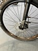 Detail eines Mountainbike-Vorderrads mit Scheibenbremse und Gabel.