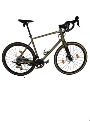 Ein grünes Gravelbike mit schwarzem Lenker und Sattel vor weißem Hintergrund. Ein grünes Gravelbike mit schwarzem Lenker und Sattel vor weißem Hintergrund.