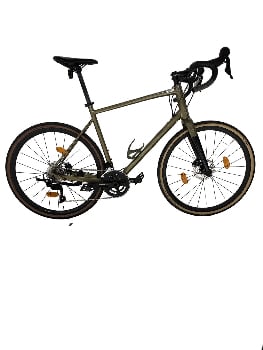 Ein grünes Gravelbike mit schwarzem Lenker und Sattel vor weißem Hintergrund.