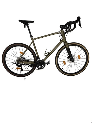 Ein grünes Gravelbike mit schwarzem Lenker und Sattel vor weißem Hintergrund.