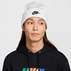 Ein Mann mit langen Haaren trägt eine weiße Nike-Mütze und einen schwarzen Hoodie.