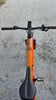 Orange Mountainbike mit schwarzem Sattel und Display am Lenker.