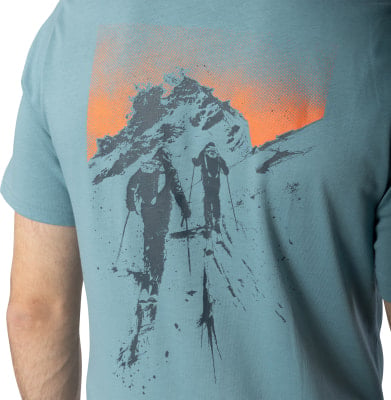 T-Shirt mit Aufdruck von Skifahrern im Sonnenuntergang. T-Shirt mit Aufdruck von Skifahrern im Sonnenuntergang.