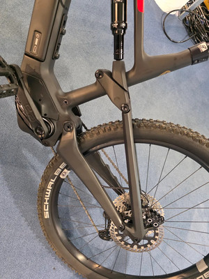 Detail eines E-Mountainbike-Rahmens mit Federung und Gabel. Detail eines E-Mountainbike-Rahmens mit Federung und Gabel.