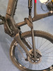 Detail eines E-Mountainbike-Rahmens mit Federung und Gabel.