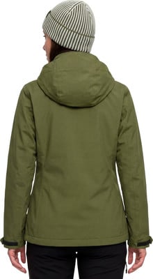 Grüne Damenjacke mit Kapuze und gestreifter Mütze auf dem Rücken. Grüne Damenjacke mit Kapuze und gestreifter Mütze auf dem Rücken.