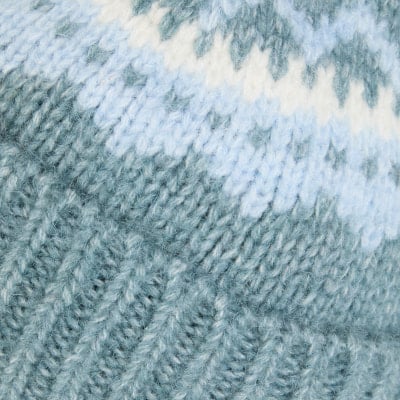 Detail eines Strickmusters mit Streifen in Blau- und Weißtönen. Detail eines Strickmusters mit Streifen in Blau- und Weißtönen.