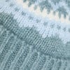 Detail eines Strickmusters mit Streifen in Blau- und Weißtönen.