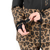 Detail der Hände an einer Jacke mit Leopardenmuster und Klettverschluss.