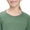 Ein junges Mädchen trägt ein grünes Langarmshirt mit Rundhalsausschnitt.