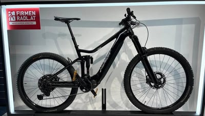 Schwarzes Merida Mountain E-Bike mit Vollfederung auf einer Messe. Schwarzes Merida Mountain E-Bike mit Vollfederung auf einer Messe.