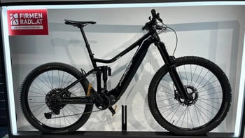 Schwarzes Merida Mountain E-Bike mit Vollfederung auf einer Messe.
