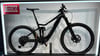 Schwarzes Merida Mountain E-Bike mit Vollfederung auf einer Messe.