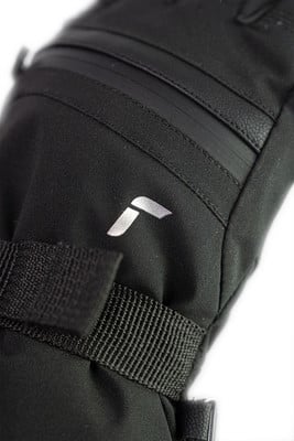 Detail einer schwarzen Handschuhe mit Logo und Klettverschluss. Detail einer schwarzen Handschuhe mit Logo und Klettverschluss.