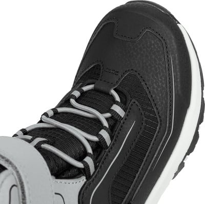 Schwarzer Schuh mit Schnürsenkeln und reflektierenden Elementen, Detail Vorderseite.