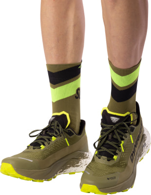 Herren-Laufschuhe in Grün mit Neonakzenten und gestreiften Socken. Herren-Laufschuhe in Grün mit Neonakzenten und gestreiften Socken.