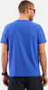 Mann von hinten in blauem Kurzarmshirt und schwarzer Hose.