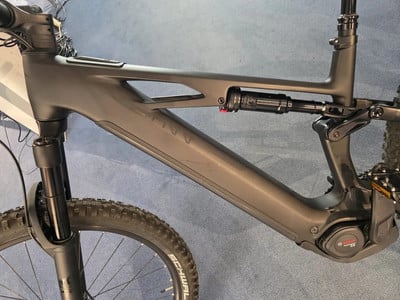 Detail eines E-Bikes mit Dämpfer und Bosch-Motor. Detail eines E-Bikes mit Dämpfer und Bosch-Motor.