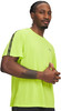Mann in einem neongelben T-Shirt mit Under Armour-Logo auf dem Ärmel.