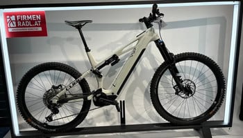 Ein weißes Cube E-Mountainbike mit Federung auf einem Ständer.