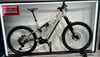 Ein weißes Cube E-Mountainbike mit Federung auf einem Ständer.
