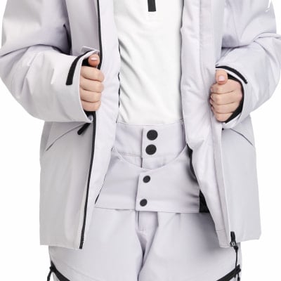 Nahaufnahme von Händen in einer Skijacke und Hose, von vorne. Nahaufnahme von Händen in einer Skijacke und Hose, von vorne.