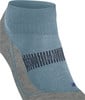 Blauer Knöchelsocken mit grauer Ferse und dunklem Muster.