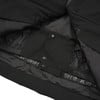 Detail einer schwarzen Hose mit elastischem Innenbund und Druckknopfverschluss.