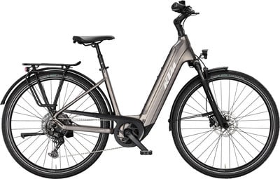 Graues KTM E-Bike mit Gepäckträger, Schutzblechen und Scheibenbremsen. Graues KTM E-Bike mit Gepäckträger, Schutzblechen und Scheibenbremsen.